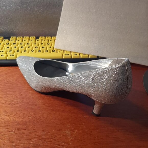 Easy Street Alive5 Dance Flex Silver Glitter pointed Toe Heel Stiletto Sz8.5 PRE - Picture 2 of 7